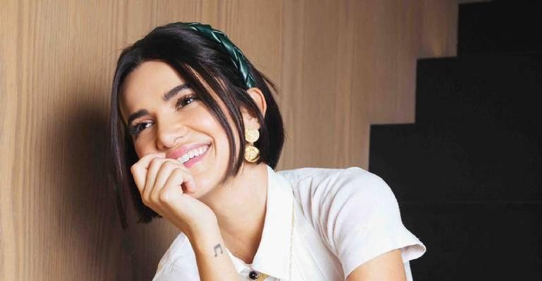 Manu Gavassi recebe disco de platina por ‘Áudio de Desculpas’ e se emociona