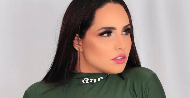 Perlla posa de shortinho e top, mas detalhe chama atenção de seguidores: “Tá sem pescoço”