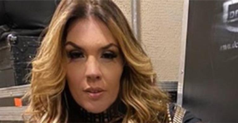 Vivendo novo amor, Simony posa de vestido coladinho e desabafa: “Agradeça por quem foi embora”