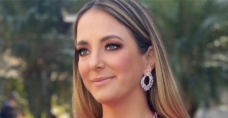 Ticiane Pinheiro elege vestido rosa-choque para apresentar o ‘Hoje em Dia’ e dá o que falar