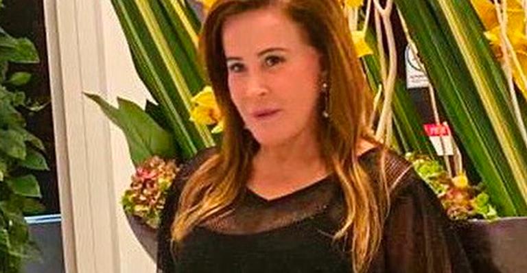 Zilu Camargo aposta em vestido transparente e faz charme com pernões à mostra: “Elegante e linda”