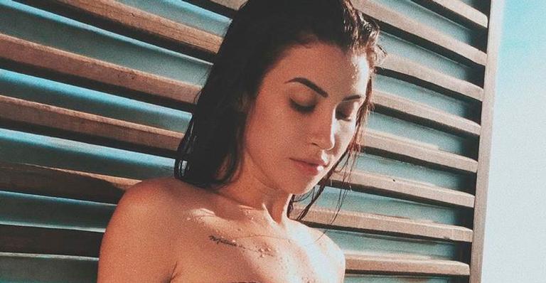 Ex-BBB Bianca Andrade posa com biquíni cavado sem alça e exibe tatuagem na virilha: “Paraíso tá em você”