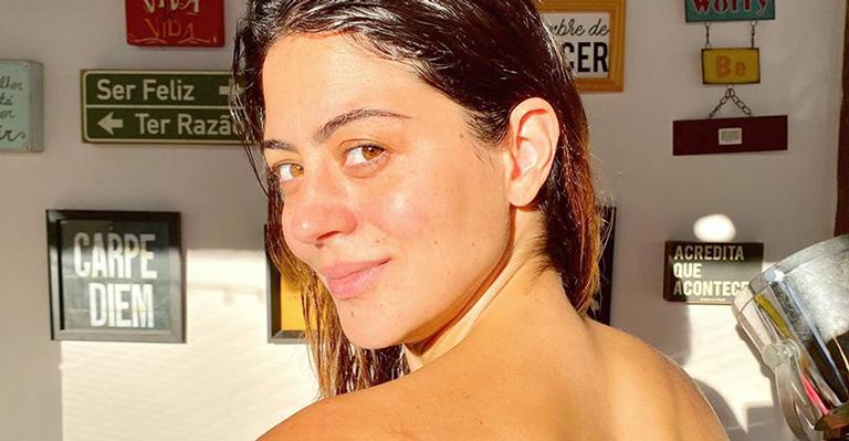 Carol Castro surge só de biquíni à beira da piscina e arranca suspiros: “Que pernão”