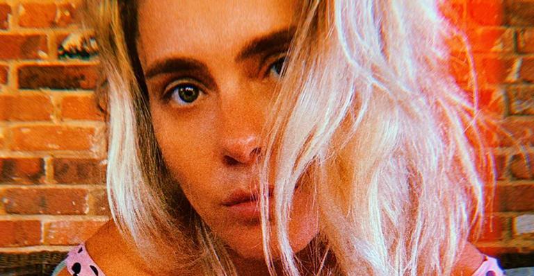 Carolina Dieckmann arrasa com biquíni de bolinha e ostenta corpão aos 41 anos: “Tempo não passa pra você”