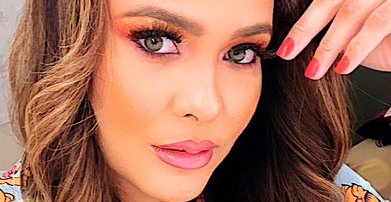 Geisy Arruda puxa biquíni para mostrar marquinha de sol e quase mostra demais