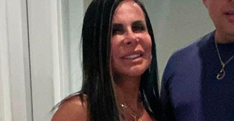 Gretchen posa com o noivo em momento romântico e seguidores aprovam: “Está lhe fazendo bem”