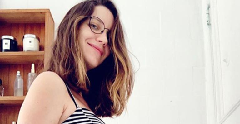 Nathalia Dill posa com a barriga de fora e lamenta tamanho: “Não tem muita”
