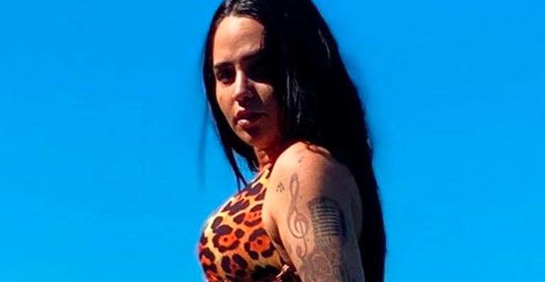 De biquíni, Perlla posa com bumbum empinado ao sol e cordinha some: “Que vista maravilhosa”