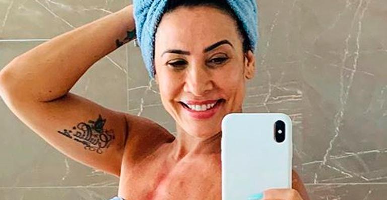 Scheila Carvalho posa enrolada em toalha e beleza sem retoques rouba a cena: “Linda de alma”