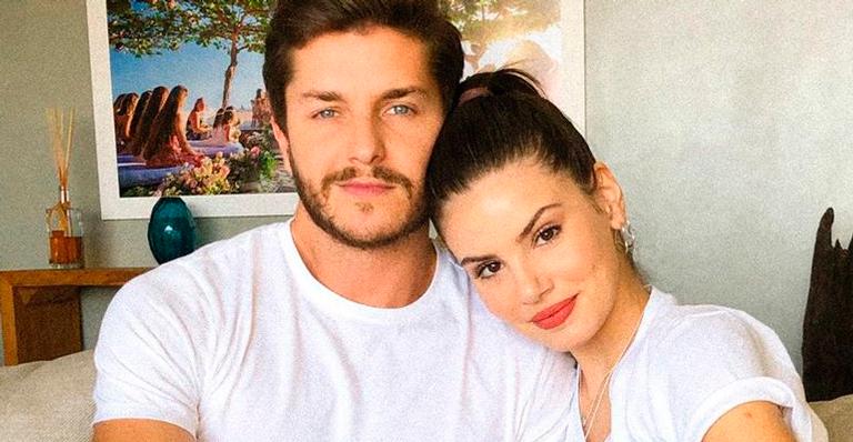 Camila Queiroz surge em selfie só de roupa íntima e seguidores perguntam: “É a cueca do esposo?”