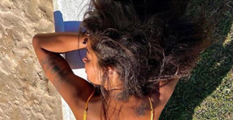 De costas, Aline Riscado exibe bumbum imenso de biquíni fio-dental: “Vontade de morder”