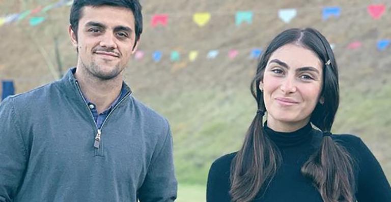 Felipe Simas e Mariana Uhlmann encantam a web ao posarem com os três filhos em festa junina íntima