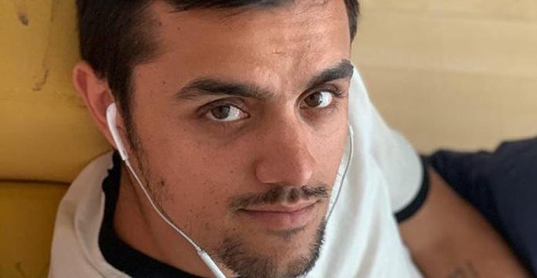 Felipe Simas enche a web de fofura ao posar com filho caçula no colo: “Esse é sua cópia”