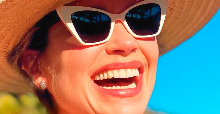 Aos 46 anos, Flávia Alessandra posa de biquíni micro e boa forma vira assunto: “Que mulher é essa?”