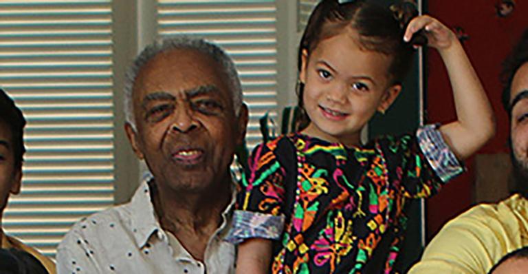 Gilberto Gil encanta a web ao surgir em clique com os dez netos: “Cheio de saudade”