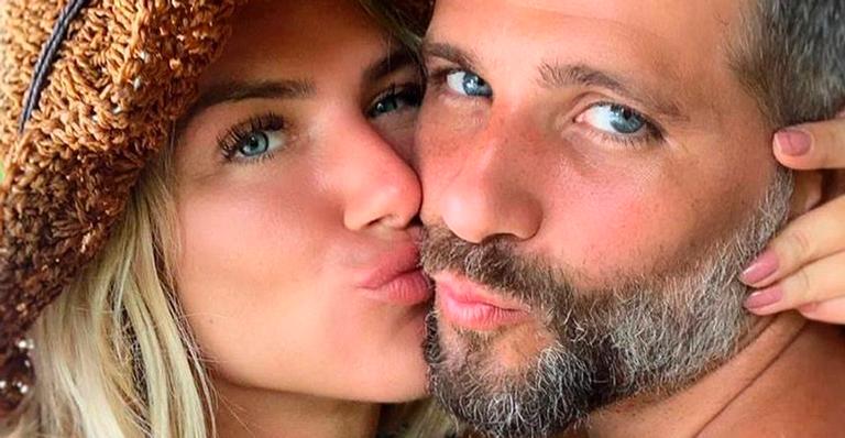 Giovanna Ewbank dá close no filho recém-nascido e brinca: “Pelo menos o pezinho é da mamãe”