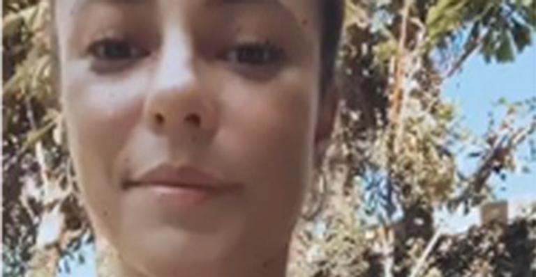 Ao natural, Paolla Oliveira toma sol com biquíni sem alças e filma corpão exuberante