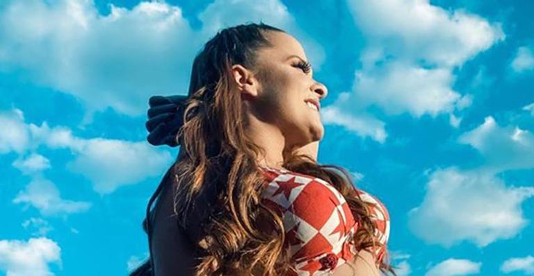 De biquíni, Maiara exibe cinturinha fina e ganha elogios de fãs: “Gostosura”