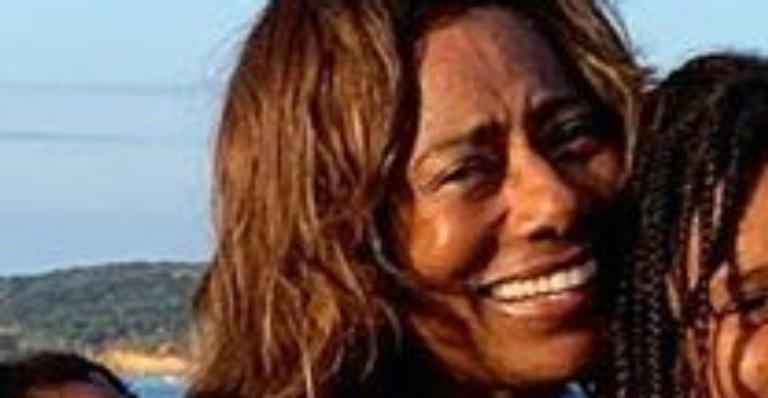 Glória Maria surge abraçada com as filhas e se declara: “Elas me fazem viver”