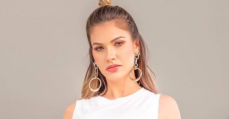 Luxo! Andressa Suita ostenta sandália grifada de R$ 7 mil em dia de ócio