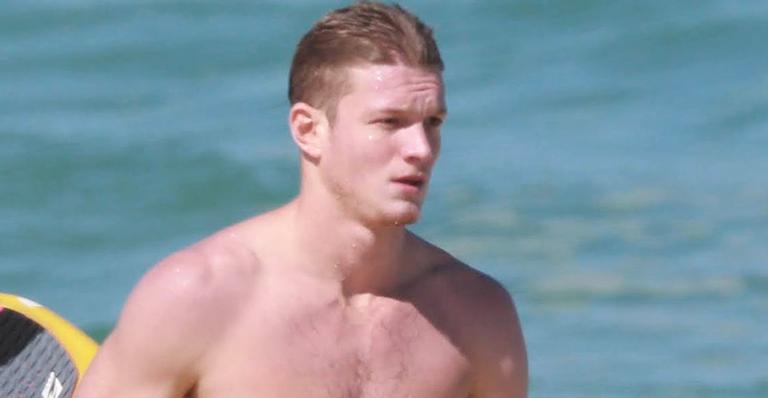 Filho de Marcello Novaes e Letícia Spiller exibe corpo sarado ao surfar em praia no Rio