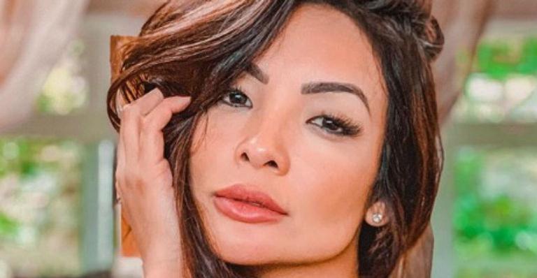 Carol Nakamura dá beijo especial no filho caçula e web morre de amores: “Que amor gostoso”