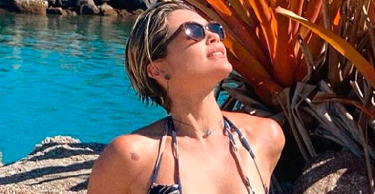 Escultural, Flávia Alessandra posa de maiô decotado até umbigo: “Celular travou com tanta beleza”