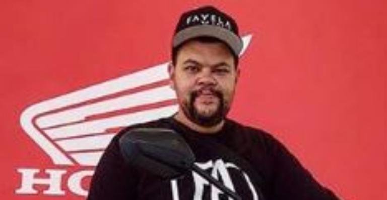 Ex-BBB Babu Santana recebe prêmio do reality e celebra muito na web: ”Deu tudo certo”