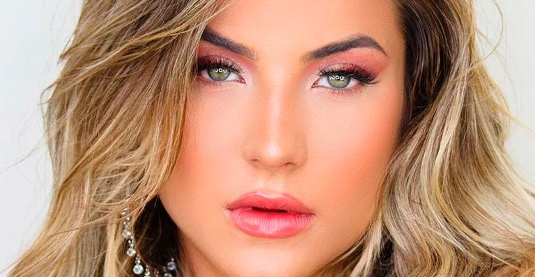 Ex-BBB Gabi Martins deixa alça do sutiã cair e mexe com seguidores: “Maravilhosa”