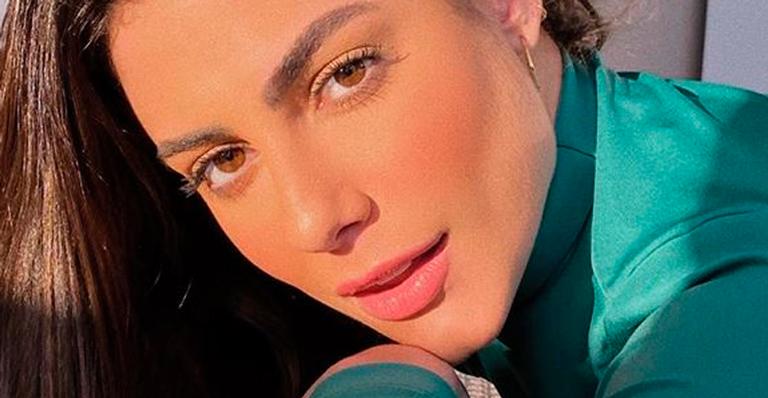 Ex-BBB Mari Gonzalez ostenta cinturinha com top curto ao tomar sol em casa