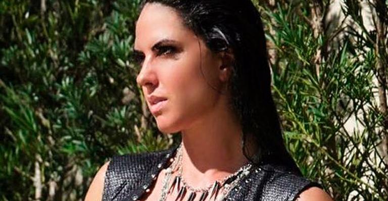 Graciele Lacerda posa sem a parte de cima do biquíni e causa alvoroço: “Uma mulher ou um avião?”