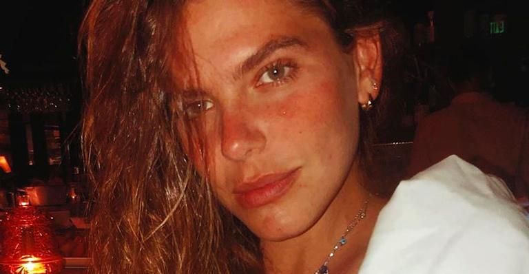 Mariana Goldfarb aposta em top decotado e ostenta barriga reta: “Linda e plena”