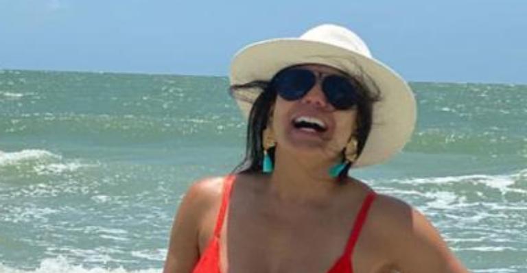 Nívea Stelmann exibe ótima forma em raro clique de biquíni aos 46 anos e deixa fãs babando: ”Lindona!”