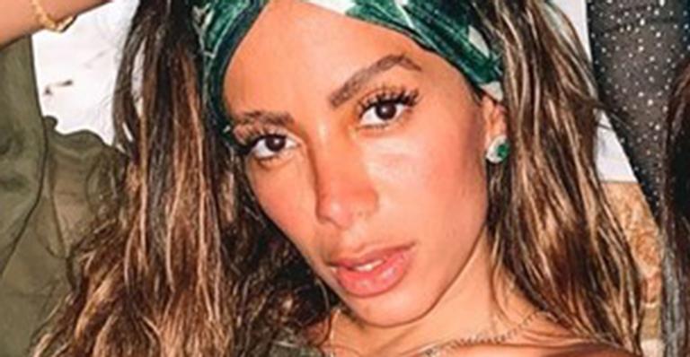 Anitta mostra demais ao ir para o rolê com blusa transparente e sem sutiã: “Sob a influência de gin”