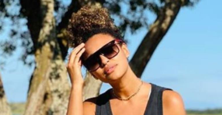Sheron Menezzes surge belíssima tomando banho de sol em meio à natureza: “Zero defeitos”