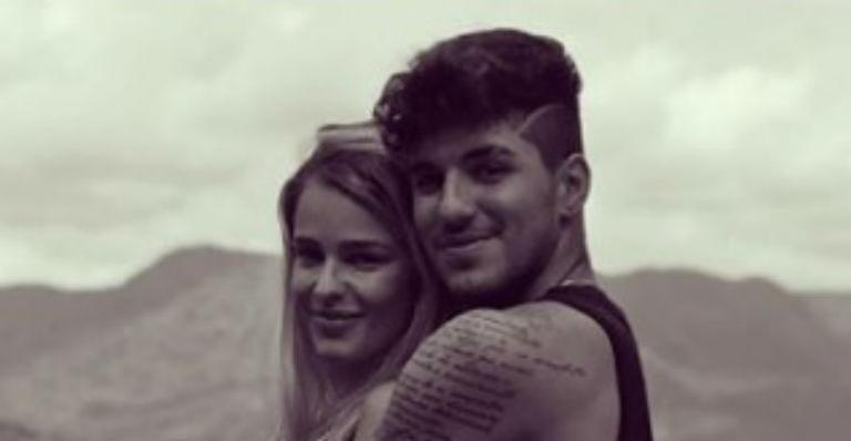 Apaixonados, Gabriel Medina e Yasmin Brunet surgem grudados em selfie e encantam