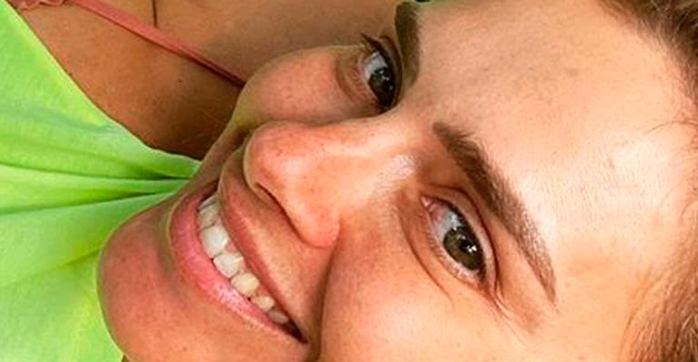Carolina Dieckmann se pendura em balanço e mostra barriga retinha e pernões: “Linda de viver”