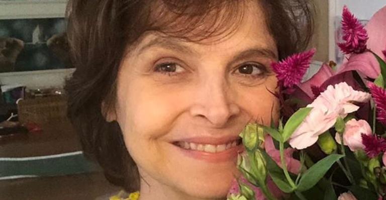 Drica Moraes agradece todo o carinho que vem recebendo no dia do seu aniversário: “Ganhei flores lindas”