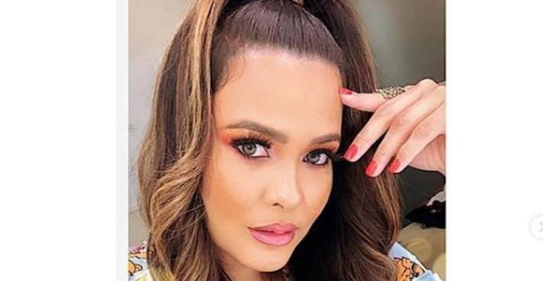 Com clique ousado, Geisy Arruda anuncia ‘live proibidona’: ”Surpresa caliente”