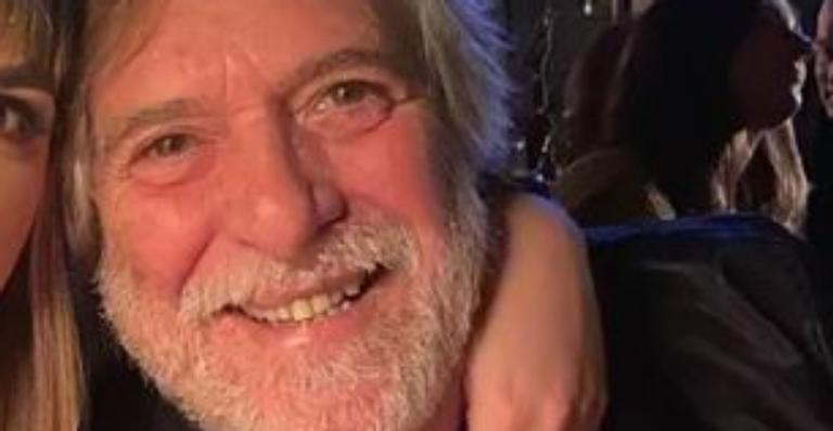José de Abreu posa sorridente com a noiva gata e os amigos na Nova Zelândia