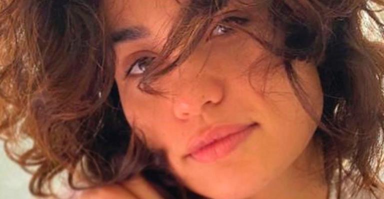 Nanda Costa troca chamegos com esposa em momento íntimo e fãs reagem: “Meta de relacionamento”