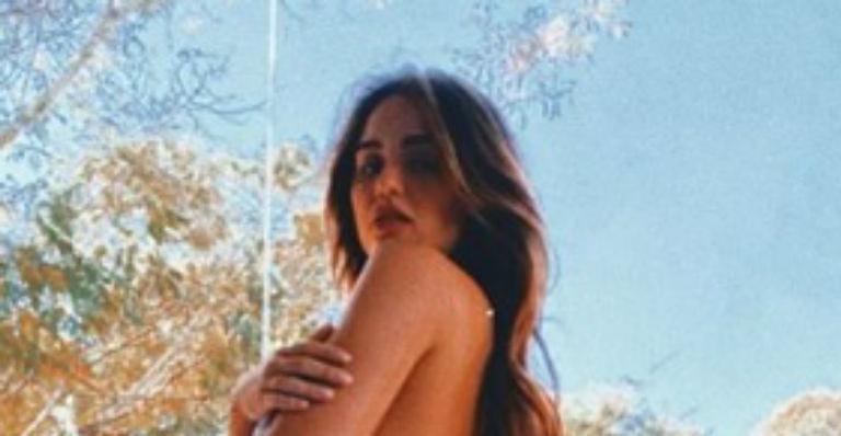 Sem sutiã, ex-BBB Rafa Kalimann posa sensual só de calcinha e ostenta curvas esculturais: “Pelo amor de Deus”