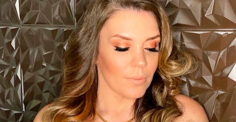 Simony deixa roupão cair, fica de ombros nus com decotão e namorado se declara: “Arrasou”