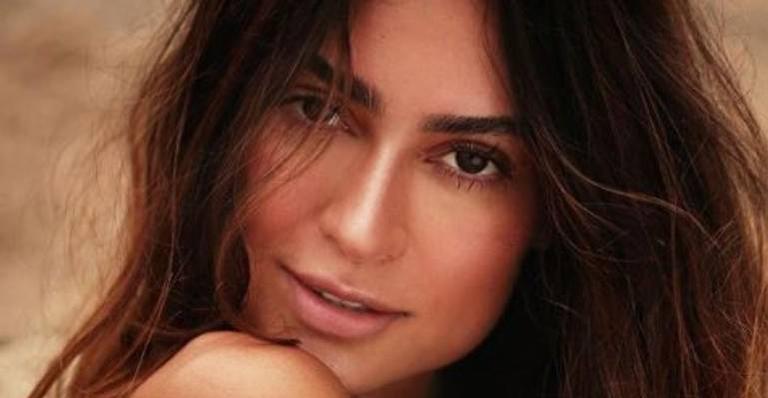 Com os cabelos azuis, Thaila Ayala ostenta beleza e deixa fãs eufóricos