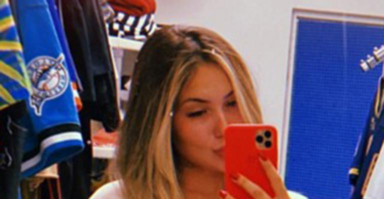 Uau! Namorada de Zé Felipe posa de baby doll de cetim e exibe closet repleto de itens de luxo