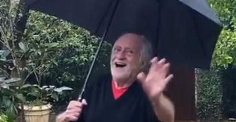 Ary Fontoura aproveita clima chuvoso e surge dançando no quintal de casa: “Pura inspiração!”