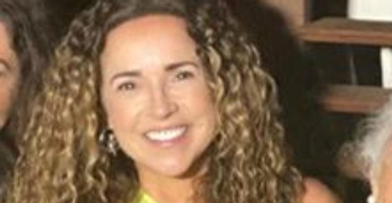 Daniela Mercury surge em clique raro ao lado dos pais e da sogra: “Família linda”