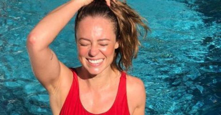 Paolla Oliveira deixa virilha de fora em maiô cavadíssimo e pernões musculosos roubam a cena