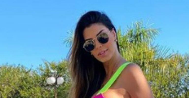 De maiô cavado, ex-BBB Ivy Moraes deixa web de queixo caído ao ostentar pernas torneadas: “Sua beleza é um exagero”