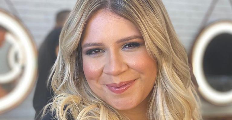 Marília Mendonça surge em momento descontraído agarradinha com o filho, Léo